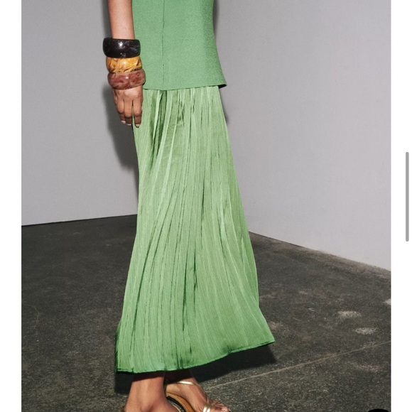 PLEATED KNIT COMBINATION DRESS Green Sleeveless Dress. Size M - Picture 4 of 10